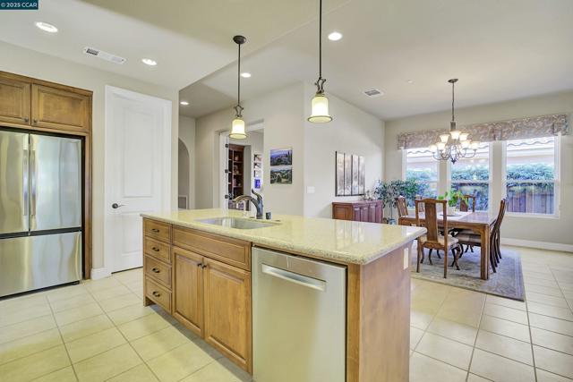1648 Chianti Ln, Brentwood CA: https://media.crmls.org/mediaz/73a1f8d6-3b57-4ba0-8bb1-243fc5b2959b.jpg