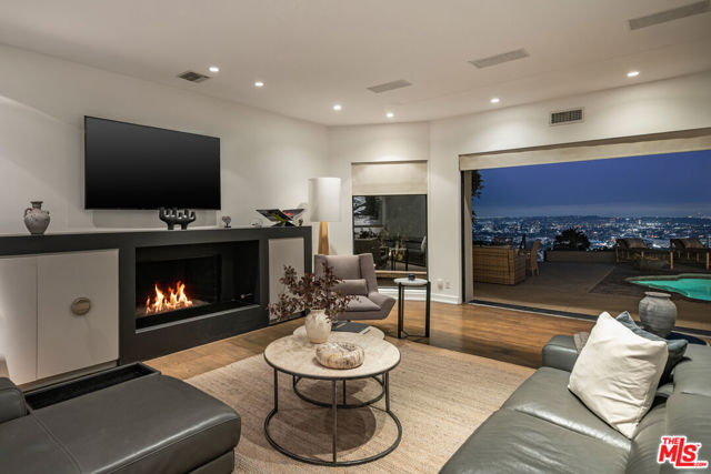 8540 Hedges Way, Los Angeles CA: https://media.crmls.org/mediaz/73a1fb1a-1e74-4d9e-915d-b307450e8f87.jpg
