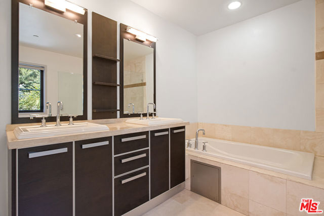 8788 Shoreham Drive, West Hollywood CA: https://media.crmls.org/mediaz/73a305be-e25f-4a02-b227-71e06664bd48.jpg