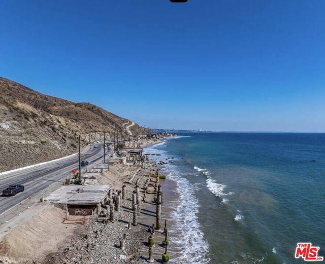 19124 Pacific Coast Highway, Malibu CA: https://media.crmls.org/mediaz/73a30b2b-8462-4361-800c-15f42bcfb5c7.jpg