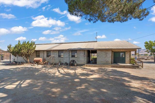 2675 Pacheco Pass Highway, Gilroy CA: https://media.crmls.org/mediaz/73a4575e-58ea-4edb-b645-a3fce6a4da20.jpg