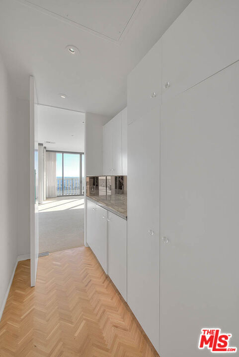 9255 Doheny Road, West Hollywood CA: https://media.crmls.org/mediaz/73a57297-035b-4eba-8607-4abb624f70be.jpg