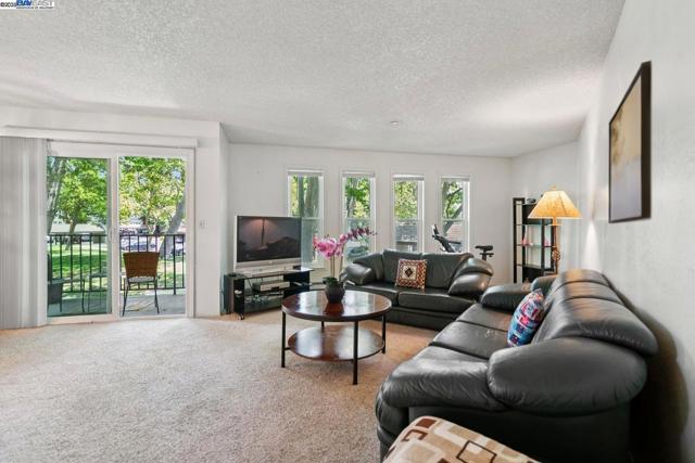39490 Albany Cmn, Fremont CA: https://media.crmls.org/mediaz/73a66df4-1f33-45cc-bc55-f61b9f401c08.jpg