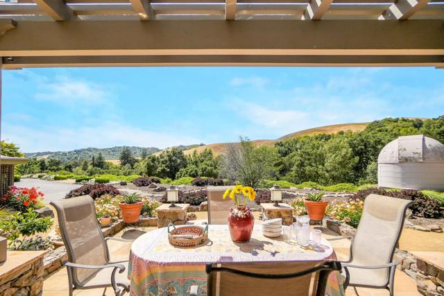 8700 Oak Tree Ln, Castro Valley CA: https://media.crmls.org/mediaz/73a7bb55-081f-4b3e-a578-a8461f97ea37.jpg