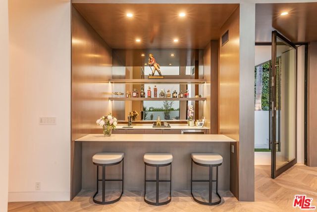 9405 Sierra Mar Place, Los Angeles CA: https://media.crmls.org/mediaz/73a87748-b890-4779-a0a3-956ba63006d6.jpg