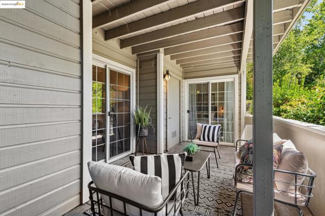 630 Canyon Oaks Dr, Oakland CA: https://media.crmls.org/mediaz/73a87e09-a5e2-492d-8463-366cd03bb063.jpg