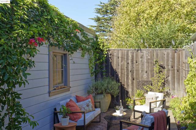 3945 Randolph Ave, Oakland CA: https://media.crmls.org/mediaz/73a8f3e5-0e25-4838-81b0-64e16587b219.jpg