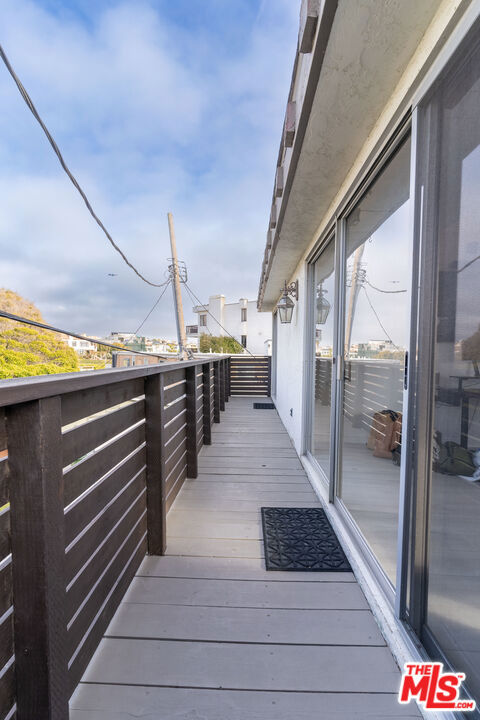 3900 PACIFIC Avenue, Marina del Rey CA: https://media.crmls.org/mediaz/73a97954-06cc-4ed5-a1eb-3b25309ffdea.jpg