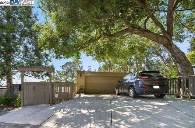 2323 Mastlands Dr, Oakland CA: https://media.crmls.org/mediaz/73aa1e28-e66e-4673-9347-05eb83154535.jpg