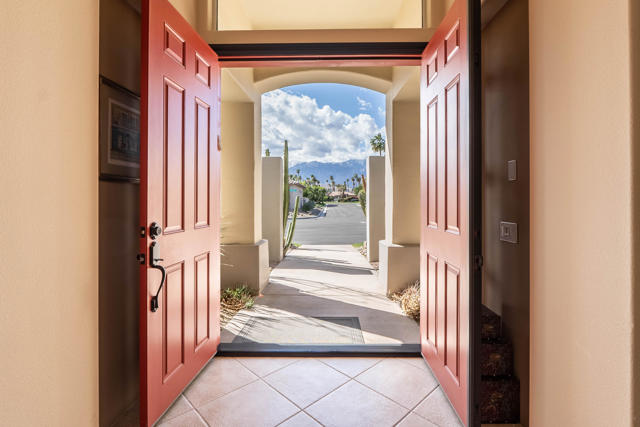 12 Via Elegante, Rancho Mirage CA: https://media.crmls.org/mediaz/73aaaefe-fe7f-4f82-a381-f02e09f18319.jpg