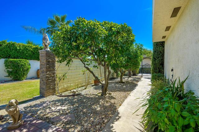 66 Dartmouth Drive, Rancho Mirage CA: https://media.crmls.org/mediaz/73ac044d-1f1c-47ac-adce-14ddbf812157.jpg