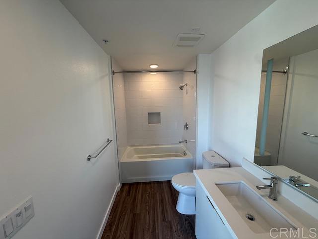 Detail Gallery Image 2 of 6 For 5750 Hollywood Bld #726,  Los Angeles,  CA 90028 - 2 Beds | 2 Baths