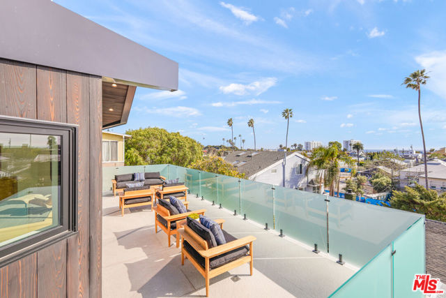 2530 Beverley Avenue, Santa Monica CA: https://media.crmls.org/mediaz/73ad209d-a903-4d9f-b4e0-cb9b7e73408c.jpg