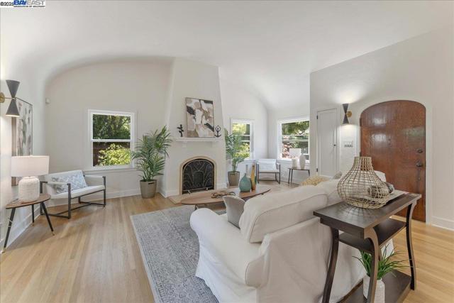 405 Kingsley Ave, Palo Alto CA: https://media.crmls.org/mediaz/73adaf5b-c775-4bbc-abd2-a05c806691fb.jpg