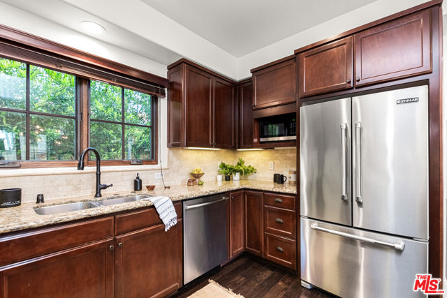 851 19th Street, Santa Monica CA: https://media.crmls.org/mediaz/73ae5b01-74bf-45b8-af96-0cbc5b91541f.jpg