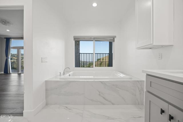 40 Saddlebow Road, Bell Canyon CA: https://media.crmls.org/mediaz/73ae8cb8-5d94-43bd-8921-240339899195.jpg