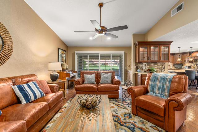 40 Joya Drive, Palm Desert CA: https://media.crmls.org/mediaz/73ae95d4-afc7-4dd8-b911-862d55eb875b.jpg