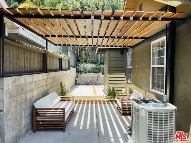3815 Fernwood Avenue, Los Angeles CA: https://media.crmls.org/mediaz/73afbef8-be86-44f3-b527-f85808c188b7.jpg