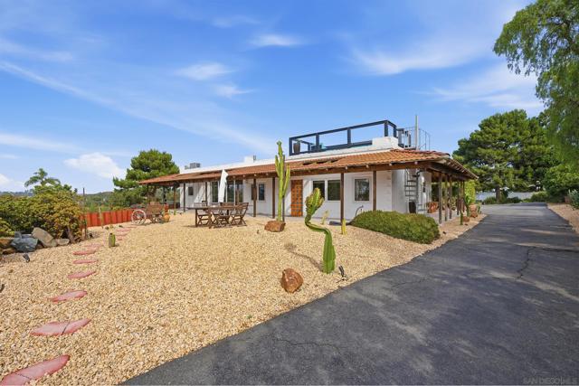 1047 Highland Dr, Del Mar CA: https://media.crmls.org/mediaz/73b133ec-e275-496e-8b47-1dbfe5fa77b3.jpg