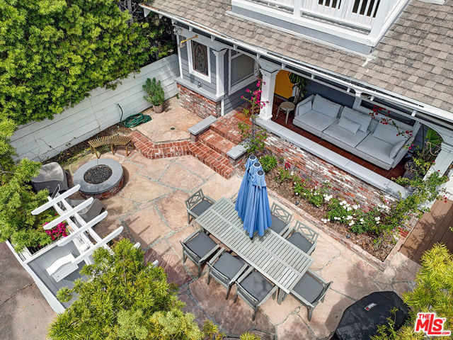 111 Dudley Avenue, Venice CA: https://media.crmls.org/mediaz/73b1bff6-2d23-4605-8177-f5457cd7c9c0.jpg