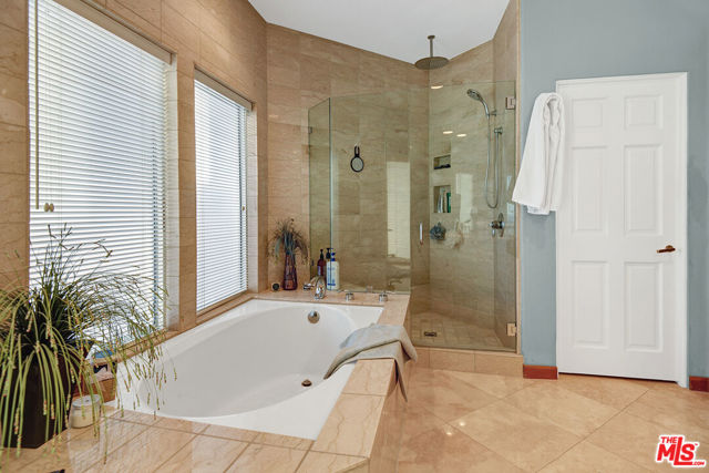 Image 19 of 25 For 75477 Riviera Drive