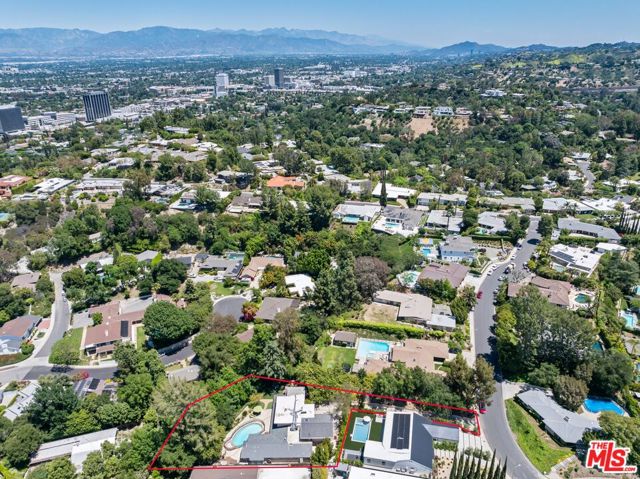 16241 W Meadow Ridge Way, Encino CA: https://media.crmls.org/mediaz/73b3322c-4796-40ef-b617-1bad9811ba03.jpg
