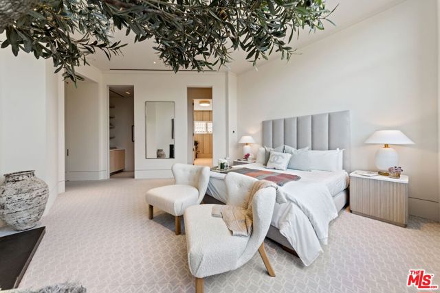 455 N Palm Drive, Beverly Hills CA: https://media.crmls.org/mediaz/73b3df19-b773-4c2e-bc93-31b36ab6de94.jpg