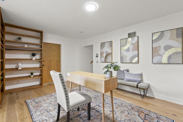6425 Zinn Dr, Oakland CA: https://media.crmls.org/mediaz/73b4f359-882c-4113-8d87-1e30df867f60.jpg
