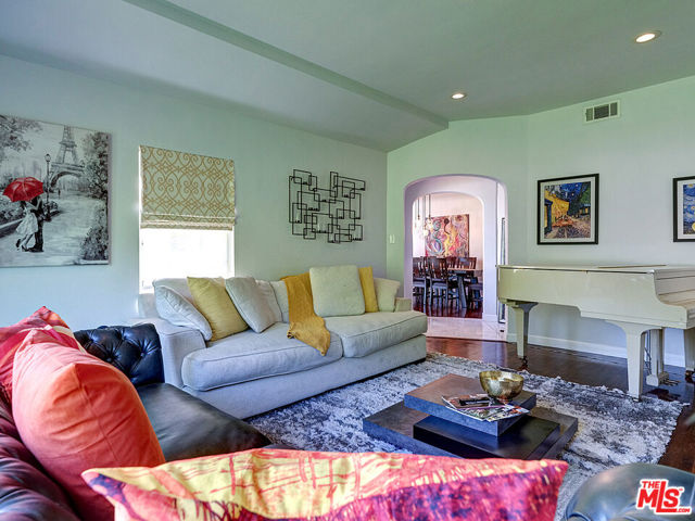 1019 S Rimpau Boulevard, Los Angeles CA: https://media.crmls.org/mediaz/73b560c1-0d23-4104-b8de-c3e488169935.jpg