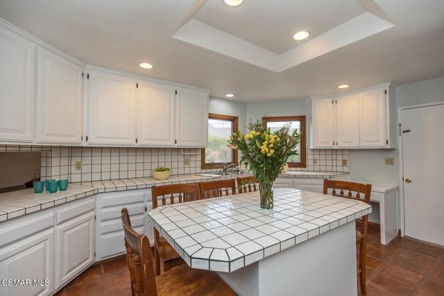 891 Teakwood Court, Thousand Oaks CA: https://media.crmls.org/mediaz/73b59b9b-b0b9-4ba1-8873-f7e39c232596.jpg