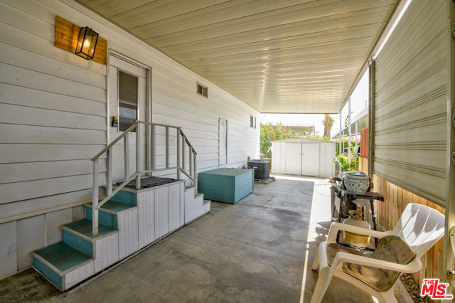 395 Wolf Lane, Cathedral City CA: https://media.crmls.org/mediaz/73b68e43-0fc7-4ef6-8660-0f3f37cbb151.jpg