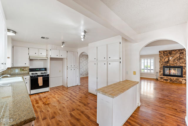 Detail Gallery Image 18 of 52 For 75 Poinsettia Gardens Dr, Ventura,  CA 93004 - 2 Beds | 2 Baths