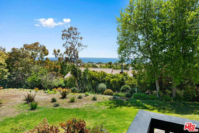 29528 Harvester Road, Malibu CA: https://media.crmls.org/mediaz/73b74d37-329e-43f0-9a6c-f57f142ab455.jpg
