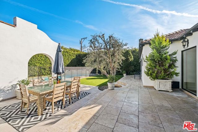 514 N Walden Drive, Beverly Hills CA: https://media.crmls.org/mediaz/73b7e707-3830-4aed-baa0-bad779665561.jpg