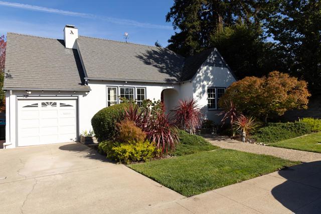 1541 Maple Street, San Mateo CA: https://media.crmls.org/mediaz/73b8c33f-ba62-42eb-8672-66df416c1d18.jpg
