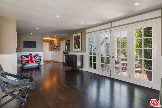 1612 Gilcrest Drive, Beverly Hills CA: https://media.crmls.org/mediaz/73b8e8c9-ff89-42b0-b6bb-3ccb4ef55bd1.jpg