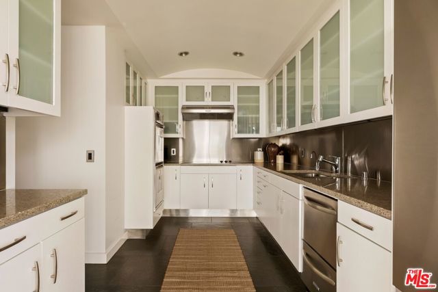 9255 Doheny Road, West Hollywood CA: https://media.crmls.org/mediaz/73b9d7ec-8348-47c4-8e15-e8f3b1b94c92.jpg