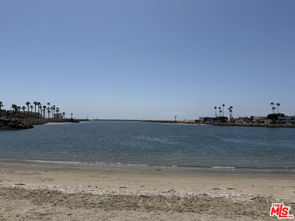 https://media.crmls.org/mediaz/73bb2b59-8c59-42e6-9814-5bc256ec71c7.jpg?preset=X-Large