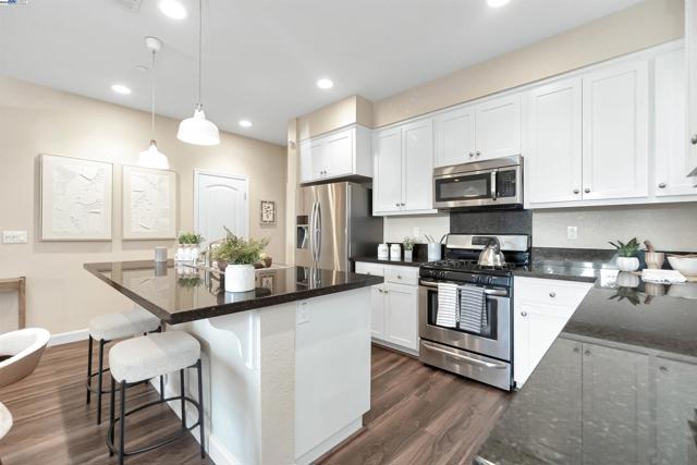 328 C St, Hayward CA: https://media.crmls.org/mediaz/73bb9493-093d-4b39-85fe-d86c1fb12cf6.jpg