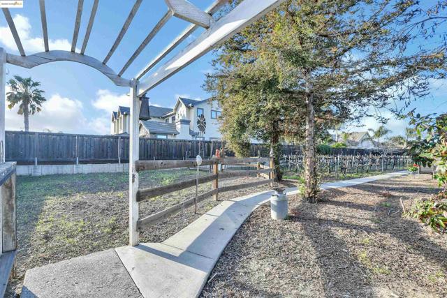 3215 Ohara Ave, Brentwood CA: https://media.crmls.org/mediaz/73bce0e5-0db8-4165-9e83-1aae8be97909.jpg