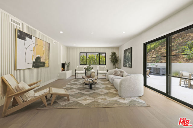 11268 Dona Lola Drive, Studio City CA: https://media.crmls.org/mediaz/73bd5e4b-adcf-4b35-b786-5ba95cea7eed.jpg