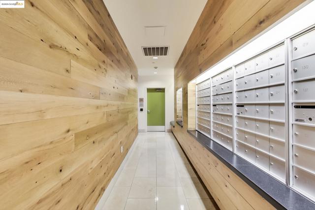 311 Oak St, Oakland CA: https://media.crmls.org/mediaz/73bd7a5f-0067-424e-9a0c-28f86a3762a7.jpg