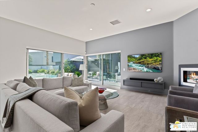 1062 Hunter Drive, Palm Springs CA: https://media.crmls.org/mediaz/73bdf065-1143-409a-90a0-44276c43c278.jpg