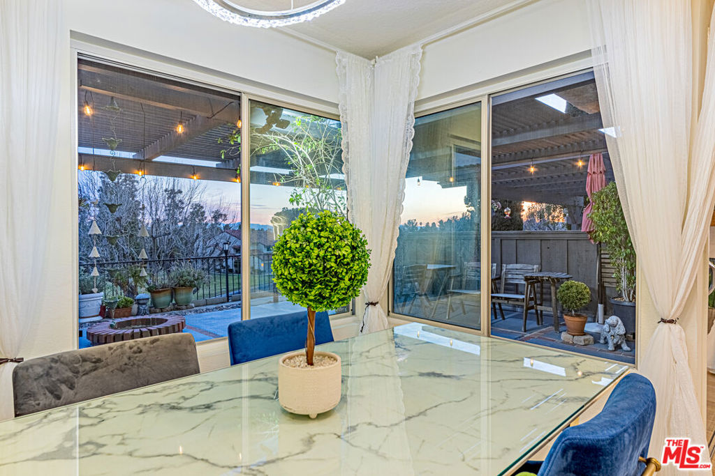 https://media.crmls.org/mediaz/73be0c84-a021-4275-9830-87966f894c94.jpg?preset=X-Large