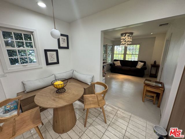 1348 Londonderry Place, Los Angeles CA: https://media.crmls.org/mediaz/73be232c-8334-42ea-ac2d-e73417717416.jpg