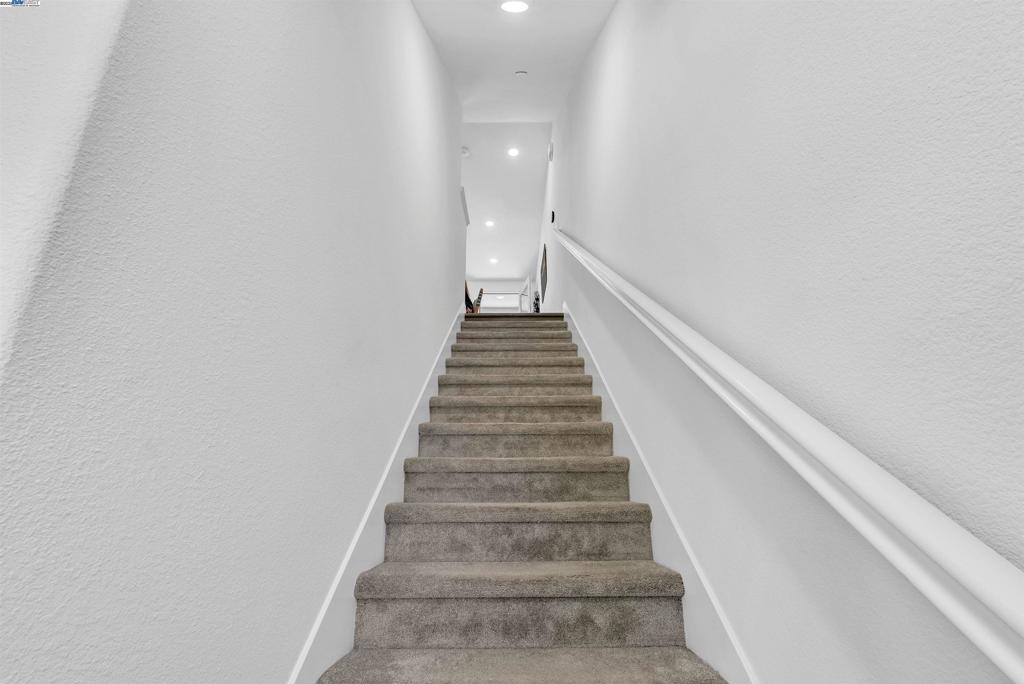 https://media.crmls.org/mediaz/73be2b17-2c16-4251-aec7-2fff78685b68.jpg?preset=X-Large