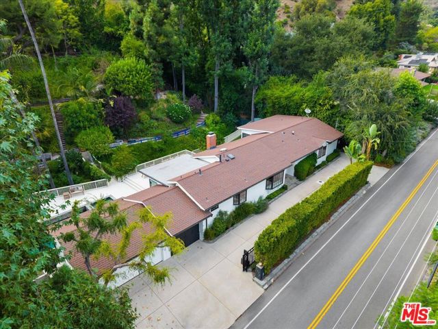 3479 Mandeville Canyon Road, Los Angeles CA: https://media.crmls.org/mediaz/73be7821-377c-4efa-820e-87a7aac776c8.jpg