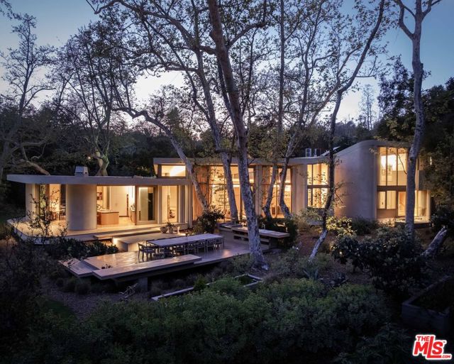 800 Brooktree Road, Pacific Palisades CA: https://media.crmls.org/mediaz/73be90a7-d341-407d-a910-cb7293de7be9.jpg