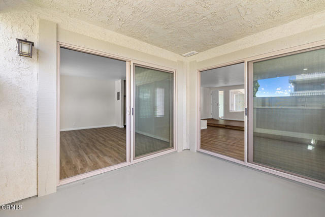3107 Harbor Boulevard, Oxnard CA: https://media.crmls.org/mediaz/73bec378-1b53-4171-a71c-5930e5f29e78.jpg