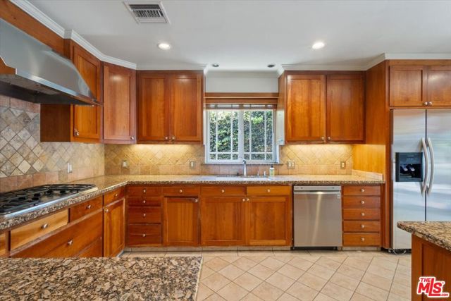 4385 Camellia Avenue, Studio City CA: https://media.crmls.org/mediaz/73beeed6-67f8-428a-9df3-8559c9ea6268.jpg